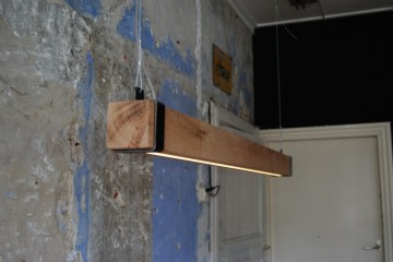 Eiken lamp met zwarte beugels 0