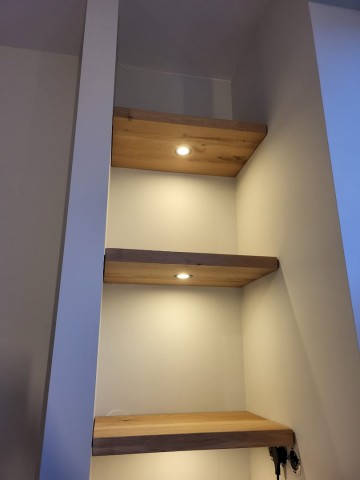 Eiken nis wandplank met spotje 0