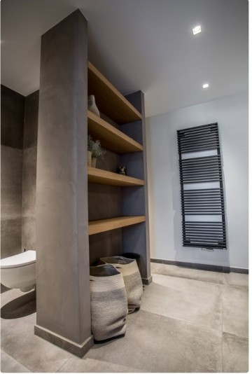 Eiken wandplank voor nis badkamer 3