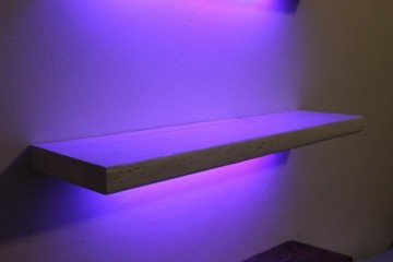 Kleuren ledstrip in wandplank
