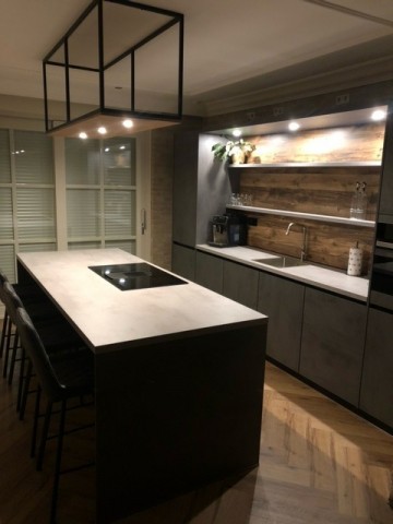 Loftlamp staal met eiken onderplaat kookeiland