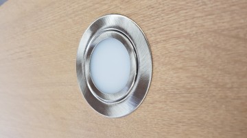 Nikkel led spot in eiken plank 2