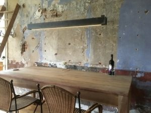 Stalen balklamp met ledstrip en stalen ophangdraad