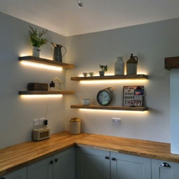 Up and down light wandplank met ledstrips