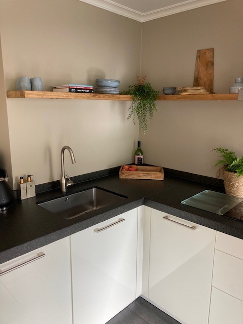 Hoekplanken voor aan de muur, 5 lagen retro houten wandplanken voor de Hoekplanken voor aan de muur, 5 lagen retro houten wandplanken voor de